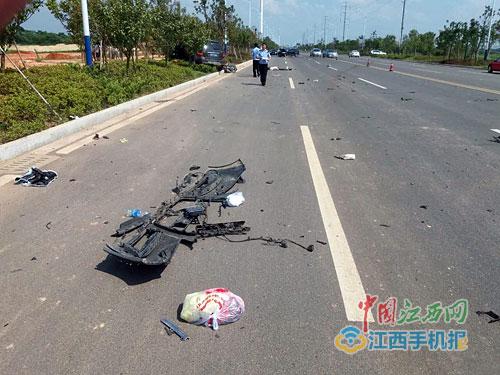 奥迪奔驰疯狂追逐 摩托车无辜被撞：致2人身亡