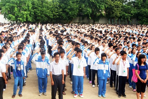 儋州市二中4000多名师生宣誓签名拒绝毒品[图