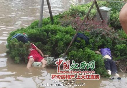江西新干县暴雨致城内积水 两学生掉下水道溺亡
