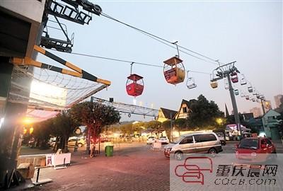准新娘乘索道吊椅游玩 不慎从4米高空摔下