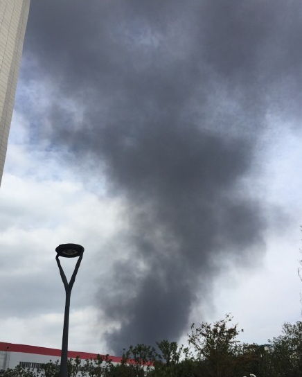 南京一炼油厂发生爆燃 现场黑烟滚滚