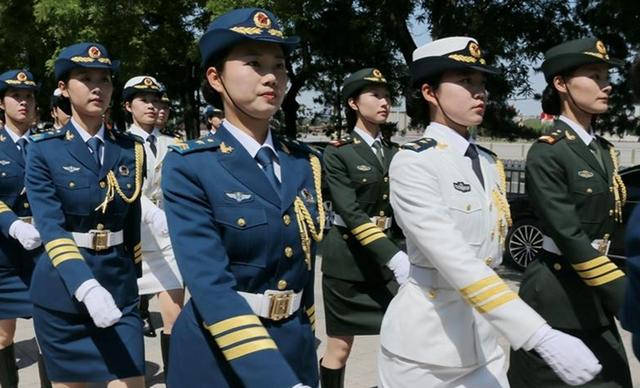 三军仪仗队首现30名女兵 今后每年征集50名