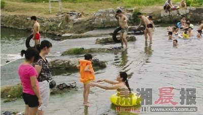 湖南邵东水厂取水口成游泳池 环保局称监管难
