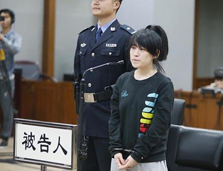 90后母亲杀害亲生二胎受审 家中产子自剪脐带