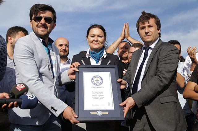 土耳其总统总理海报近5千平米 创世界纪录(图)