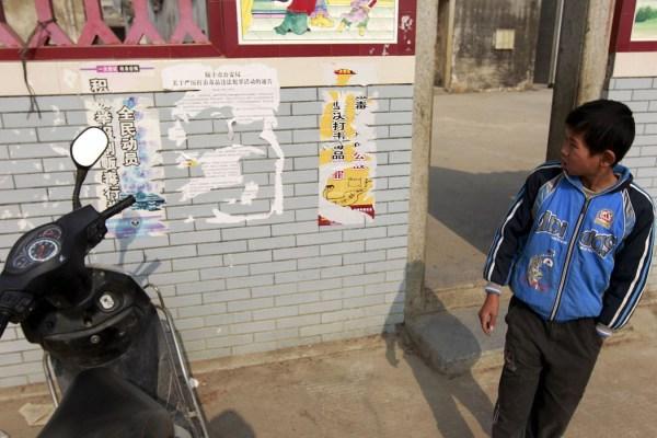 广东陆丰市博社村,一间教室后面的黑板报上写着"珍爱生命,远离毒品"