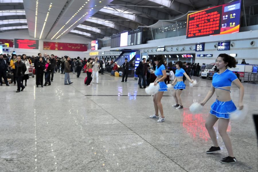 大连机场航班延误 请舞蹈队安抚旅客