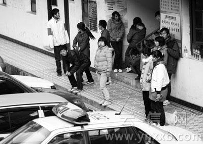 参与传销者在派出所等待结果。记者 康平 摄