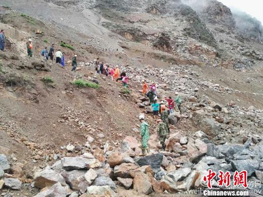 暴雨致云南丽宁公路塌方封闭 虎跳峡景区暂停营业