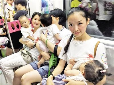 重庆20位妈妈地铁哺乳快闪 乘客：眼不知往哪看