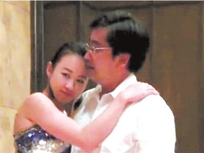 纪英男公布范悦求婚视频 希望范妻起诉重婚罪