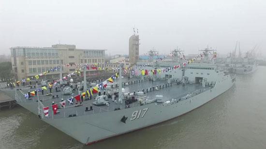 海军三艘新型两栖坦克登陆舰同时入列