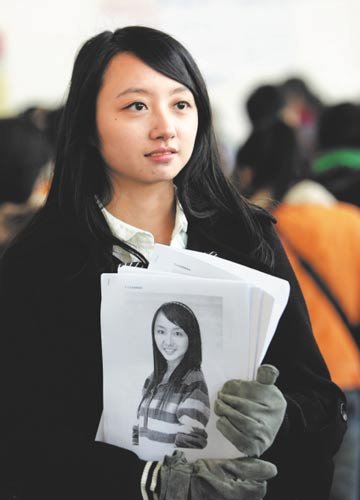 女大学生为求职将写真照印上简历封面(图)