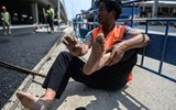 头顶烈日脚踩高温 沥青工脚底烫出血泡