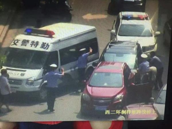 长沙越野车先撞民警再撞开10辆车逃逸 警方全城通缉