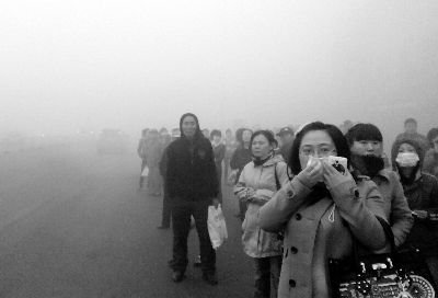 哈尔滨发生重度雾霾 能见度已不足50米