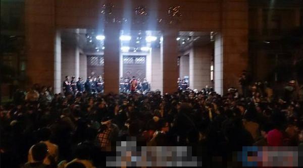 台湾学生冲击“行政院” 警方要求民众撤离