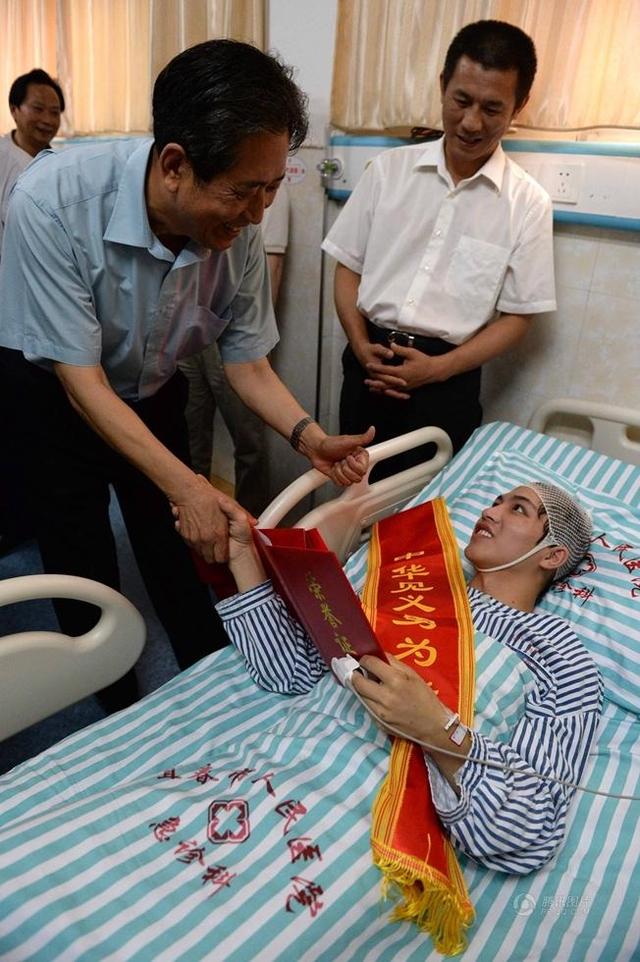 江西夺刀少年能下床行走 称靠考试选学校更公平