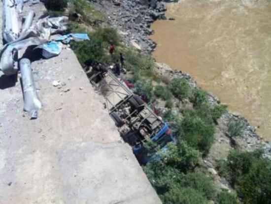 318国道拉萨到日喀则方向的尼木县段40多人旅游车发生车祸