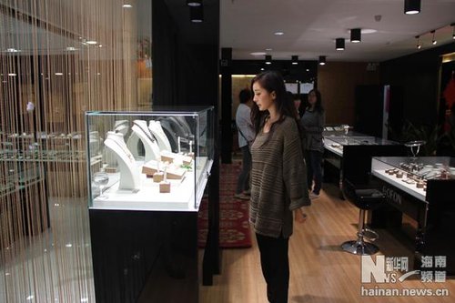 杨幂近日来海南拍戏现身海口贵妃珍珠店