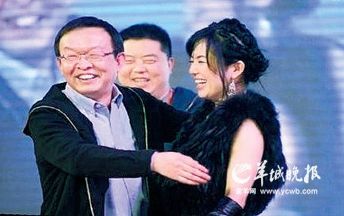 企业家也向苍井空索取“爱的抱抱”