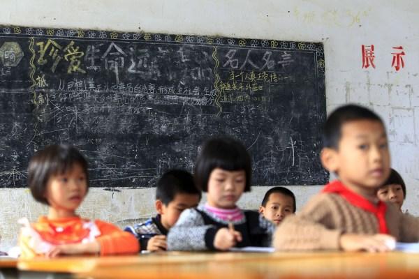 广东陆丰市博社村,一间教室后面的黑板报上写着"珍爱生命,远离毒品"