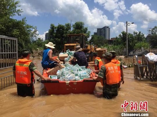 海南临高500余名群众被困三天相关部门持续运物资救济