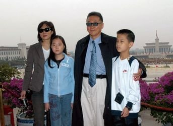 李敖上海拥别儿子 作品曾被女儿当黄书