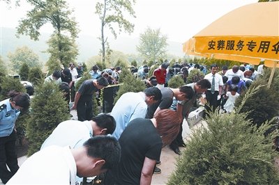 安保队员勇斗歹徒殉职 众人含泪送别英雄(图)