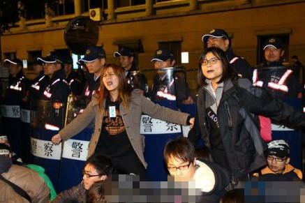 台湾学生冲击“行政院” 警方要求民众撤离