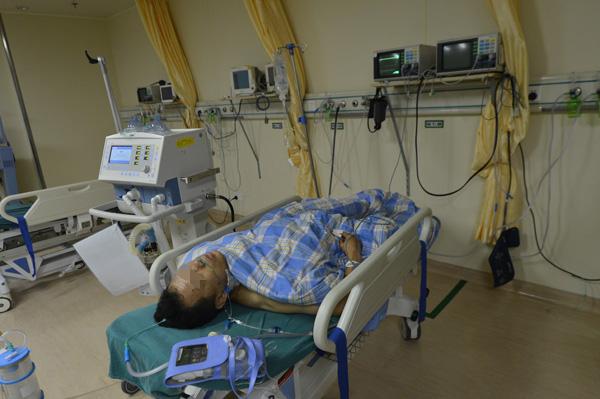 S32申嘉湖高速追尾事故中的伤者张凯军躺在病床上。