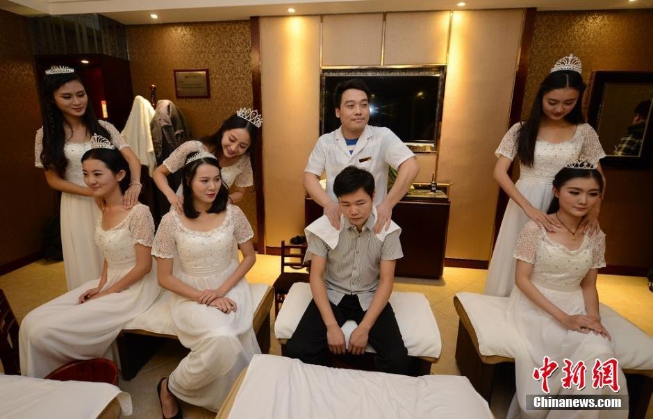 湖南十大校花集体学按摩 倡健康养身方式