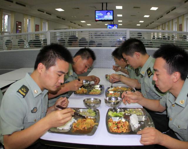 资料图:解放军战士用餐