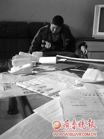 山东泰安一男孩得怪病盼救助 稍用力便出血不止