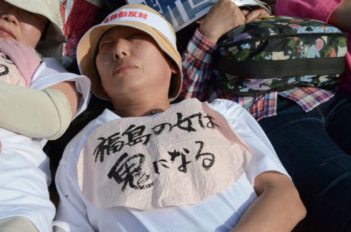 50名女性“陳屍”日本首相府前 抗議重啟核電站
