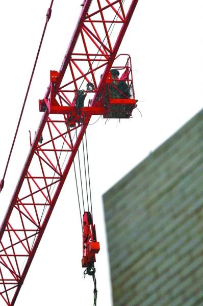 包工头为讨薪爬上20米高塔吊 在雨中痛哭(图)