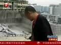 视频：违建屋主楼顶挖洞建“阳光房”被强拆