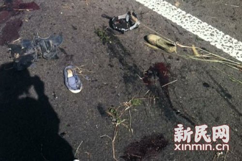 事故现场散落的鞋子。新民网记者 胡彦珣 现场回传
