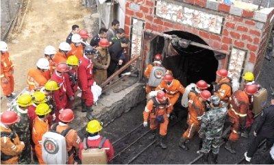 　　9月25日，甘肃白银屈盛煤矿事故救援现场，最后一批救援人员走出事发矿井。图/新华社