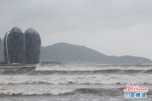 受台风蝴蝶影响 三亚刮起大风海面掀巨浪