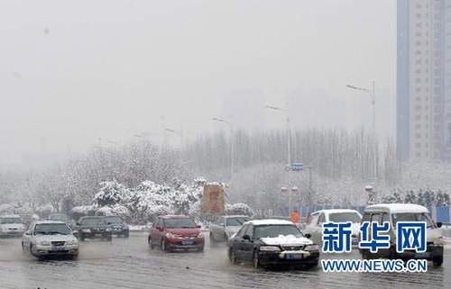 强降雪导致辽宁境内大部分高速公路封闭(图)