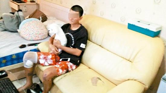 邱姓男子持枪寻仇,却误击中自己的右腿,竟自己取出子弹。 图自台湾《联合报》