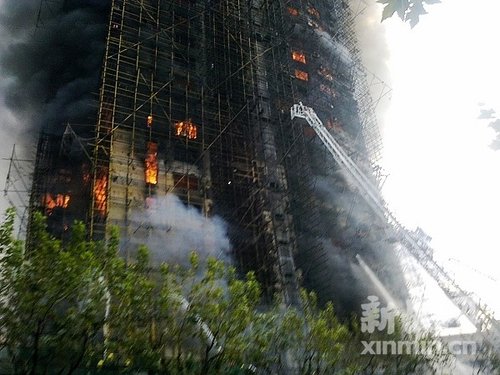 上海一高层住宅起火 大火向居民楼里蔓延