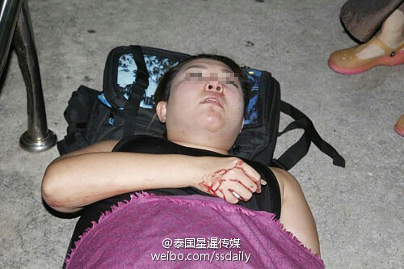 泰国导游打伤中国游客后对镜头拍照卖萌 (组图)