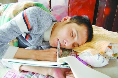 (资料照片)一个卧床15年,颈椎以下瘫痪,只有小学学历的年轻人却出了3