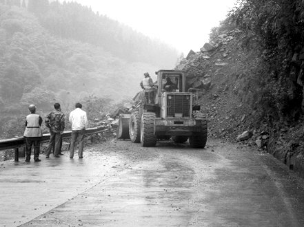 国道318线塌方千余车辆被堵