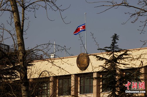 组图:朝鲜驻中国大使馆降半旗悼念金正日
