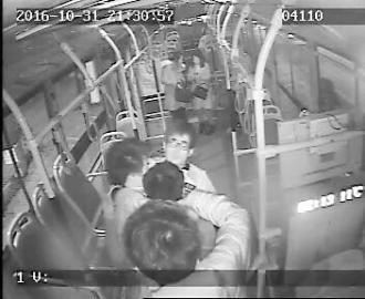 男子公交内抢手机 众人合力制服并保护女乘客下车