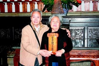 抗战阵亡将领姜宏勋之子姜昭武(左,在"忠烈祠"