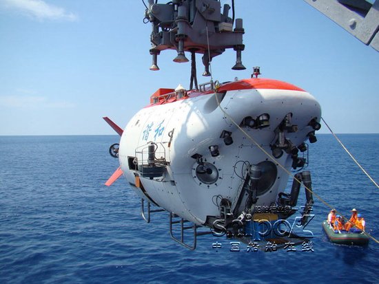 蛟龙号第三次下潜完成坐底 深度为6953米_新闻_腾讯网